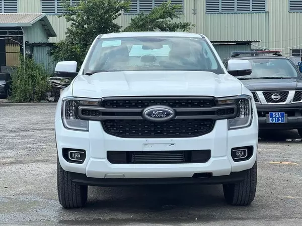 Đầu xe Ford Ranger XLS 4x2 AT thế hệ mới