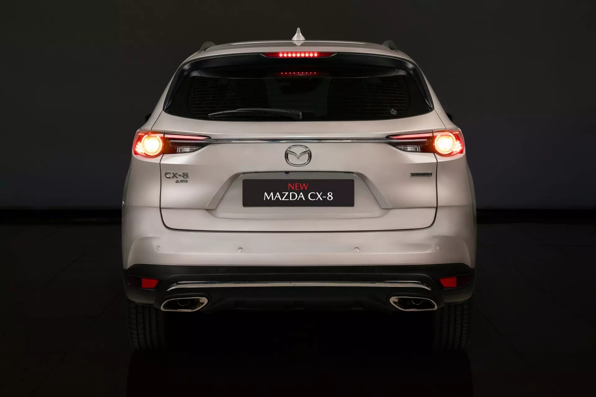 Đuôi xe Mazda CX8 2022 thu hút với đường chrome và cụm đèn hậu đẹp mắt