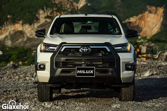 Giá xe Toyota Hilux 2024 lăn bánh & khuyến mãi