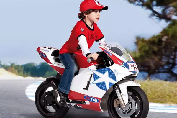 Ba mẹ nên chú ý đến độ tuổi và các tính năng theo độ tuổi khi chọn mua xe moto điện cho trẻ