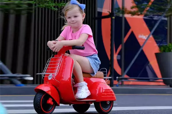 Xe máy điện trẻ em cho bé gái