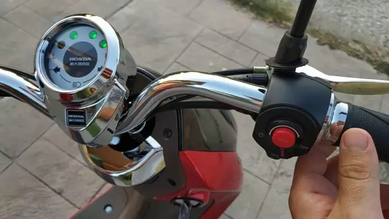 Nút bấm và màn hình hiển thị trên xe đạp điện Honda M8