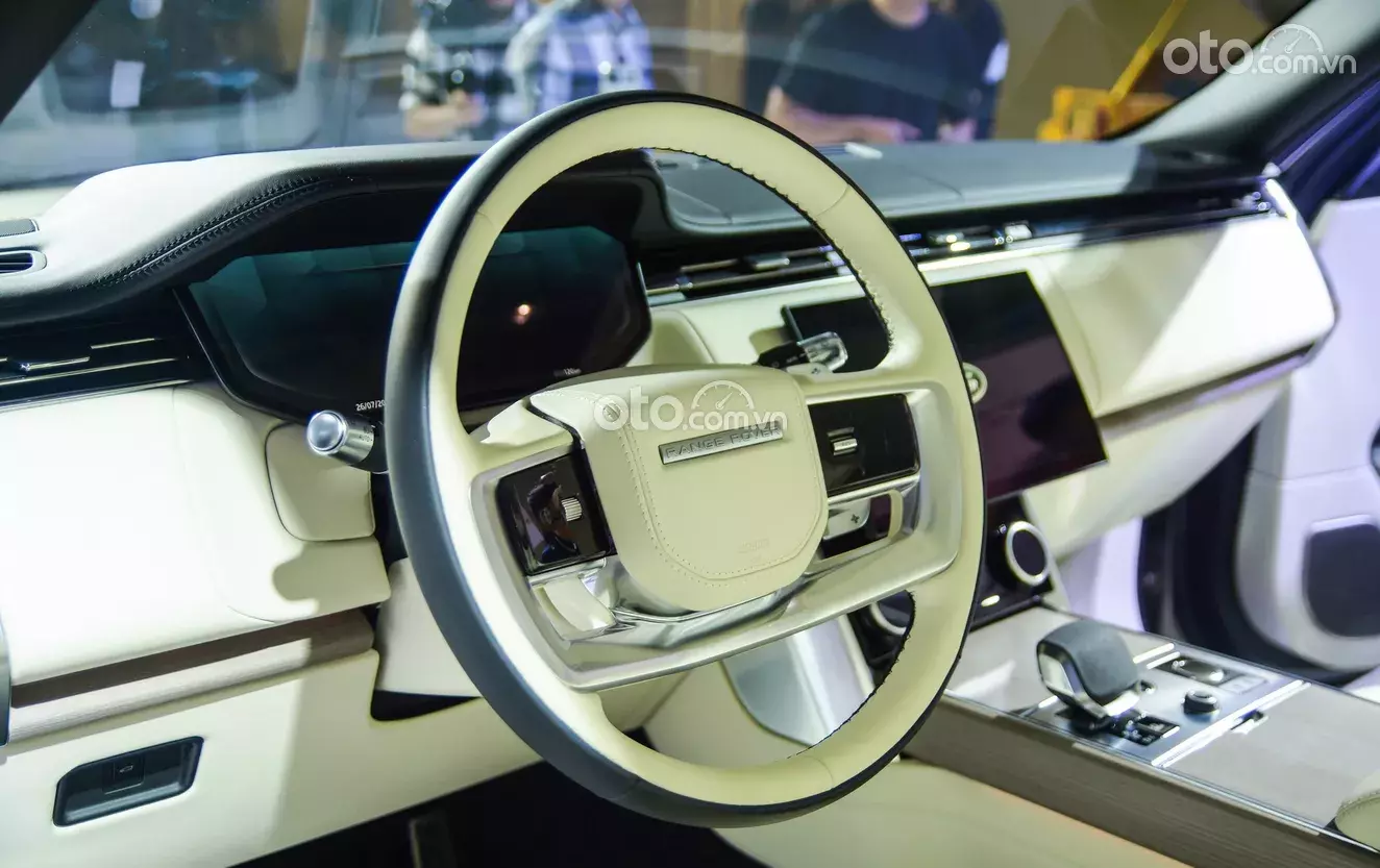 Vô-lăng 4 chấu cách điệu, tạo điểm nhấn cá tính cho Range Rover SVAutobiography 2022.