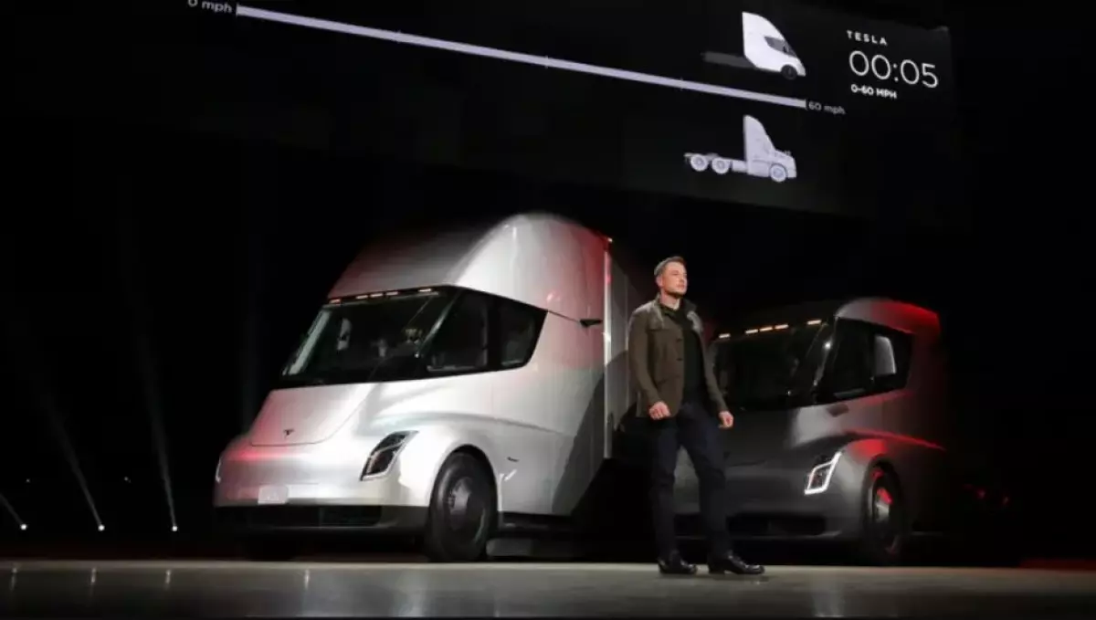 Giám đốc điều hành Tesla Elon Musk giới thiệu xe tải đầu kéo điện Semi tại một sự kiện tổ chức ở khu vực Reno, bang Nevada, Mỹ hôm 1-12. Ảnh: Topgear
