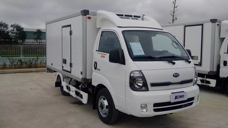 Xe tải Thaco K2500 thùng đông lạnh gắn máy lạnh H100