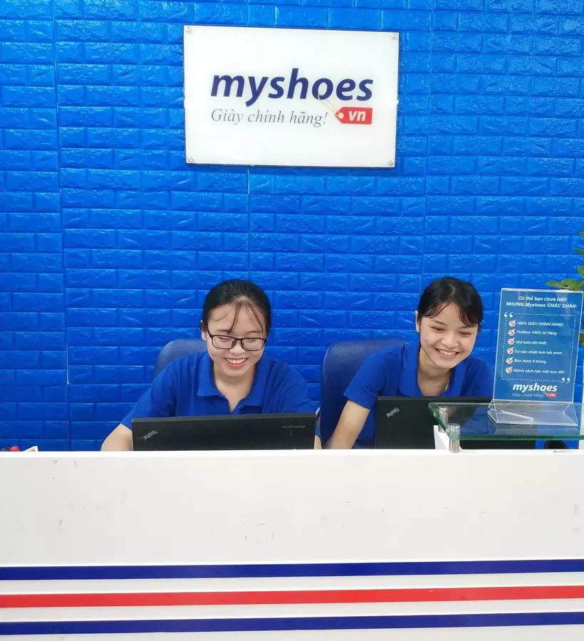 Nhân viên Myshoes.vn luôn nhiệt tình phục vụ khách hàng