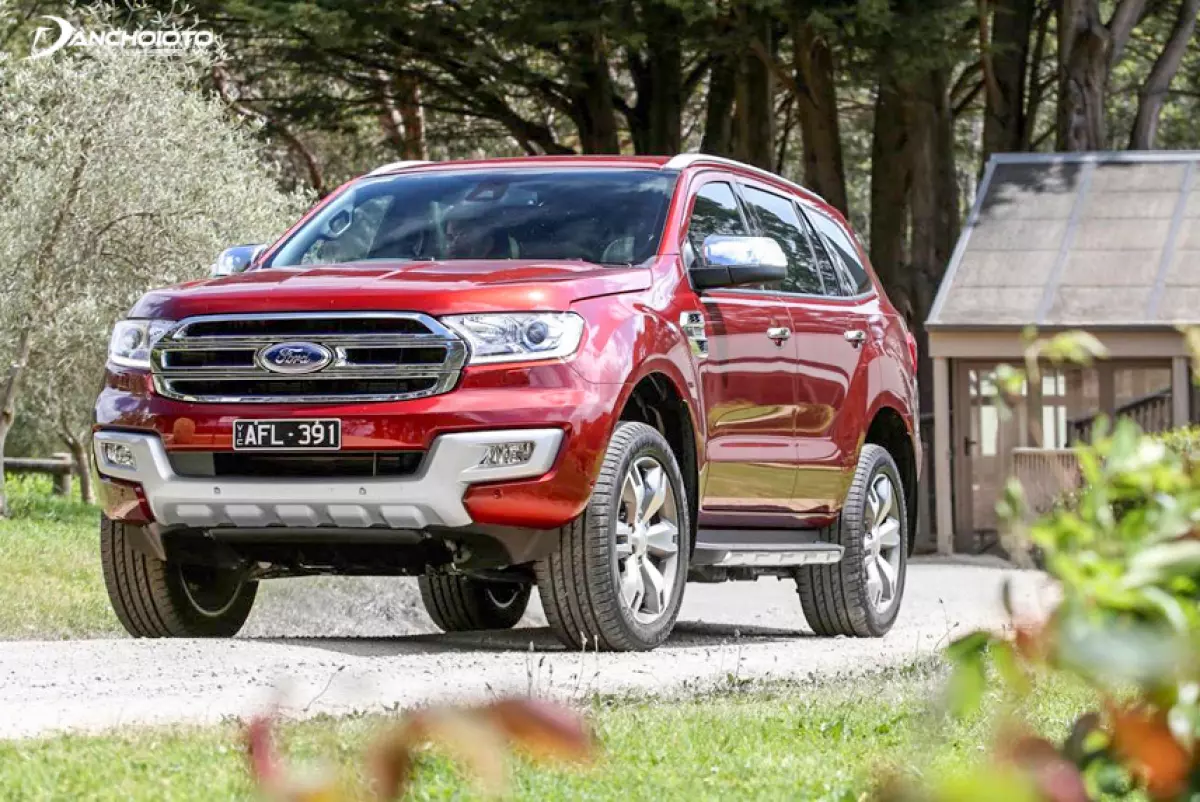 Ford Everest 2016 cũ là xe thuộc phân khúc SUV 7 chỗ