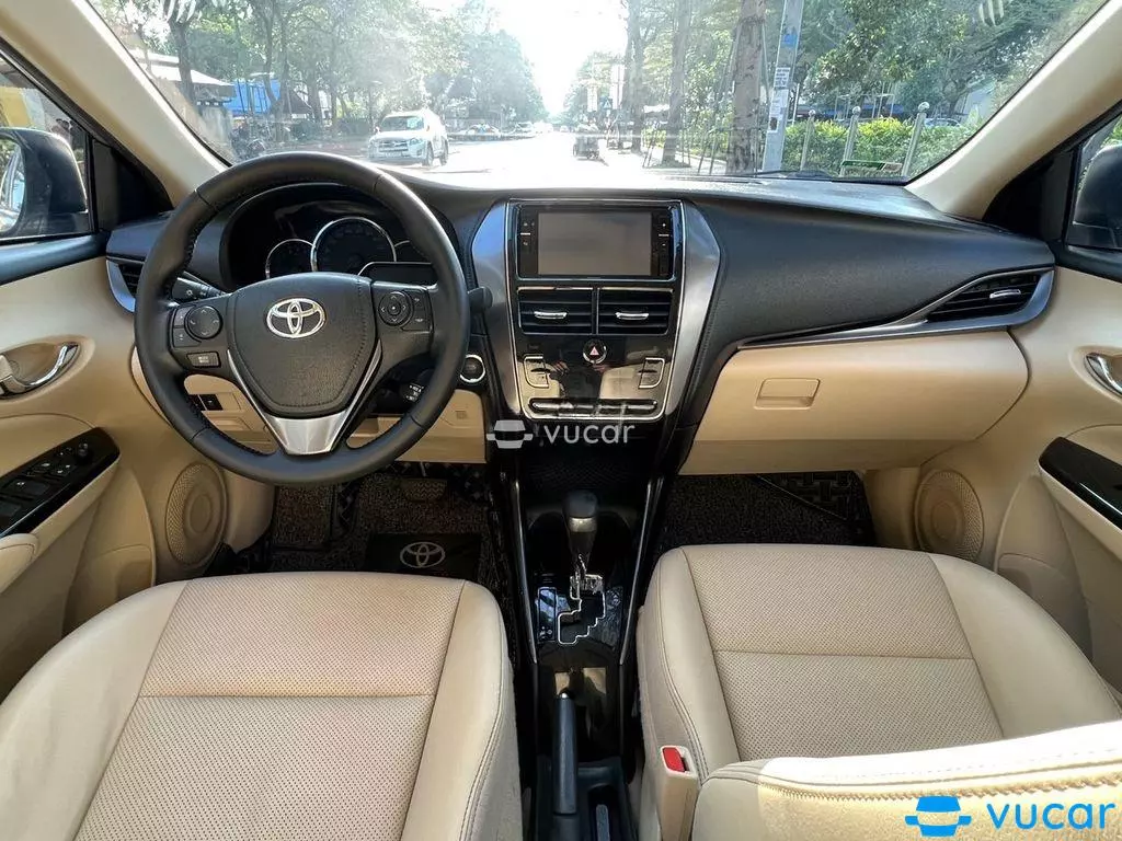 Phía sau xe Toyota Vios 2018 được thiết kế gọn gàng và trang nhã hơn.