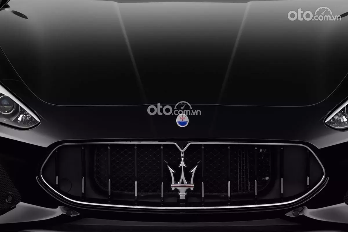 Đầu xe Maserati GranTurismo.