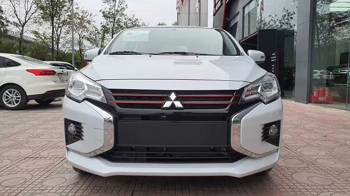 Mitsubishi Attrage màu trắng.