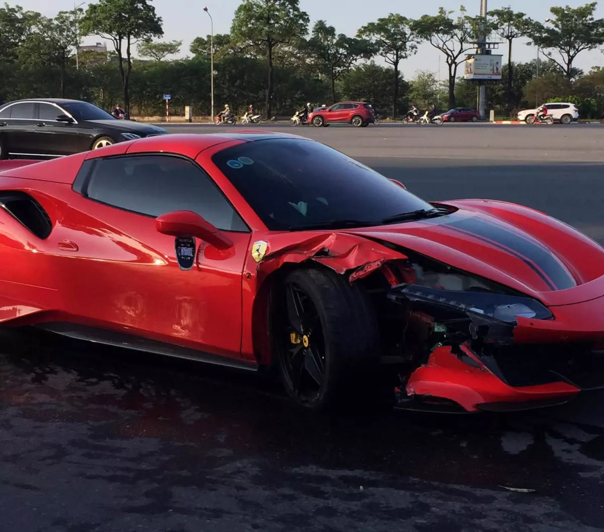 Chiếc siêu xe Ferrari 488 Pista Spider trong vụ tai nạn
