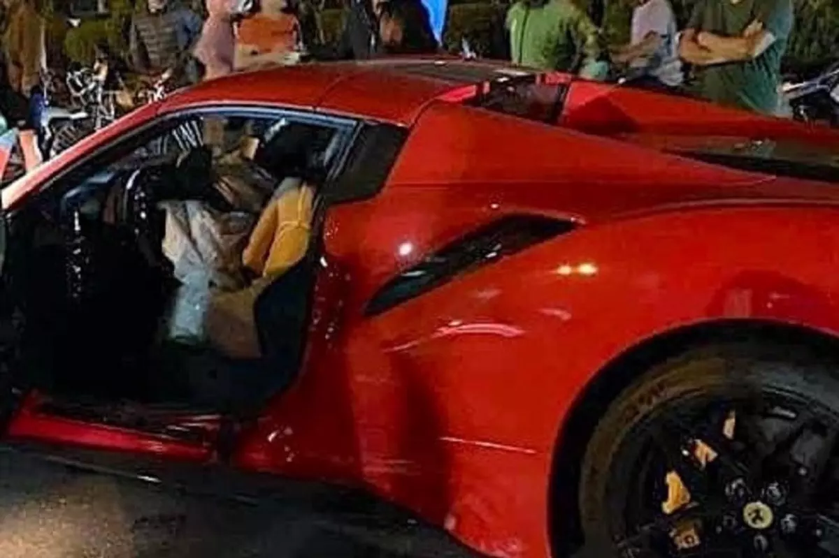 Cô gái ngồi trên chiếc xe Ferrari trong vụ tai nạn