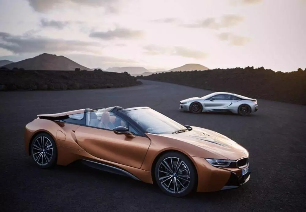 Giá xe BMW i8 2021 được công bố tại Mỹ từ 148.000 USD tương ứng với hơn 3 tỷ VNĐ