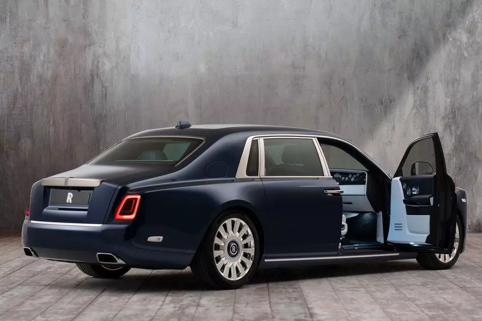 Dau-xe-Rolls-Royce-Phantom-2021-Muaxegiatot-vn