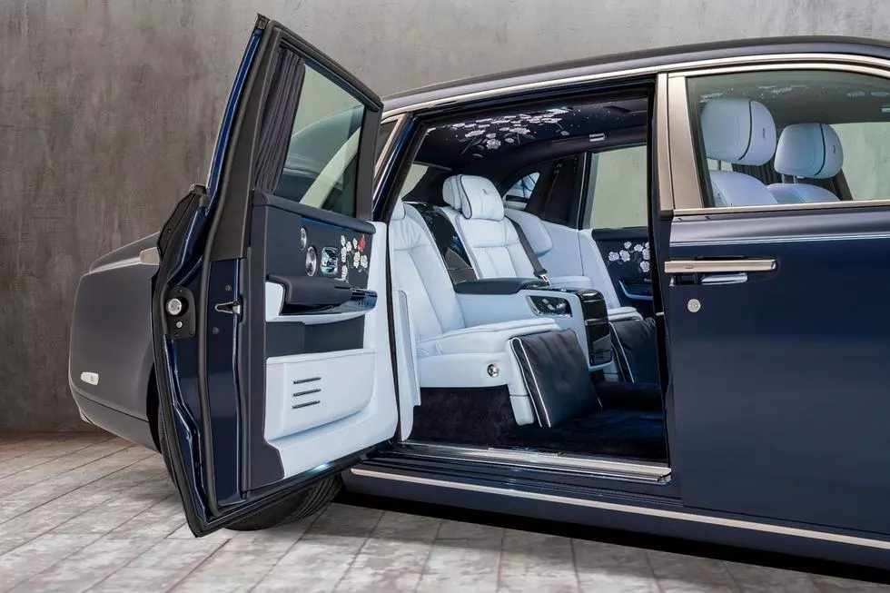 Cua-xe-Rolls-Royce-Phantom-2021-Muaxegiatot-vn