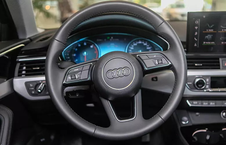 Vô lăng Audi A4 2023 3 chấu được bọc da kiểu dáng như trước không được cập nhật mới