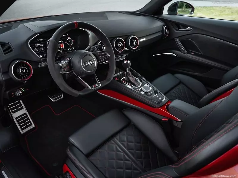 Audi TT 2021 không được trang bị màn hình thông tin giải trí ở chính giữa bảng điều khiển