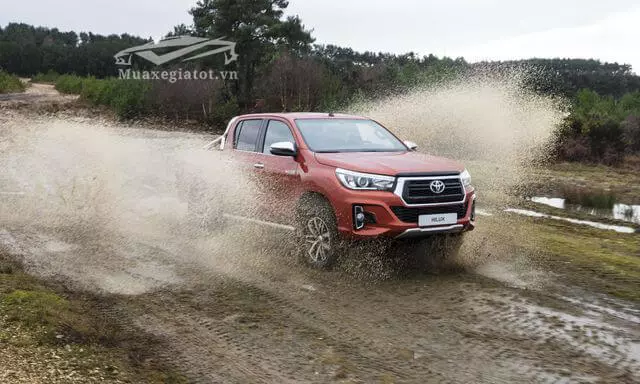 Đuôi xe Toyota Hilux 2.4 E 4×2 AT 2019 mới (Máy dầu,Tự động,1 cầu)