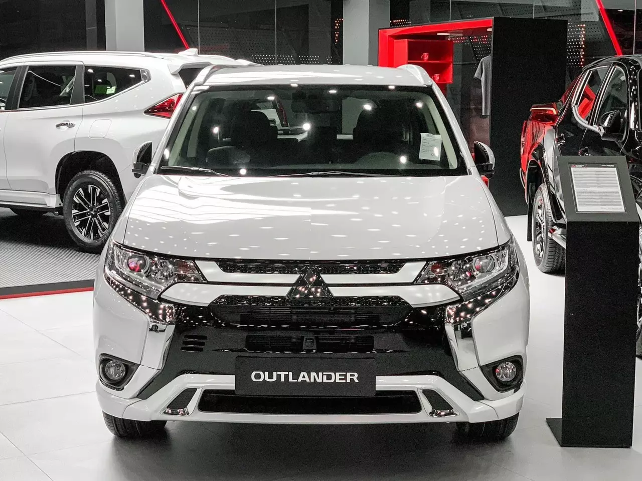 Chi phi lan banh Mitsubishi Outlander tieu chuan 2023