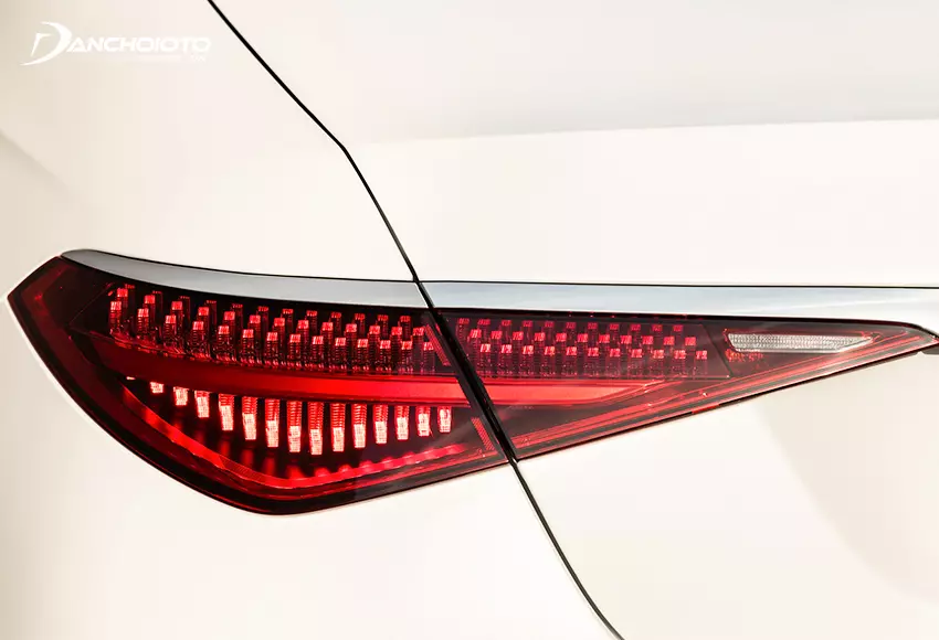 Cụm đèn hậu trên Mercedes S450 2024 thiết kế cực kỳ tinh xảo