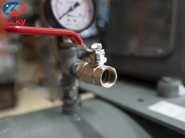 Vệ sinh nước đọng trong máy bơm hơi piston
