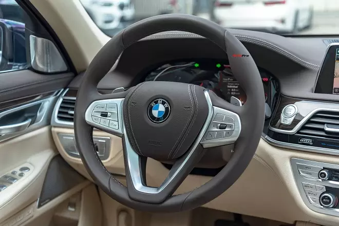 BMW 730Li màn hình giải trí