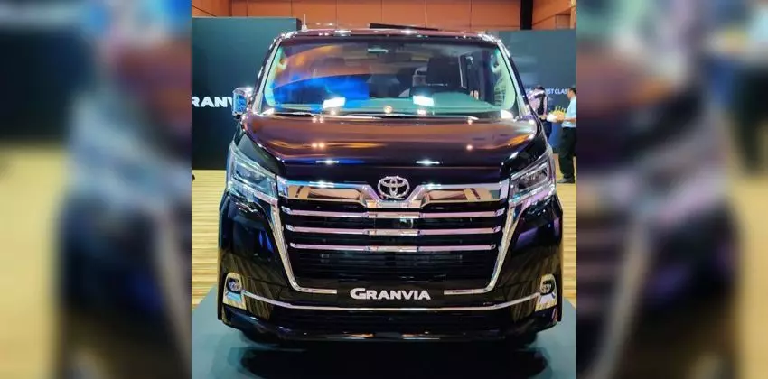 Toyota Granvia front
