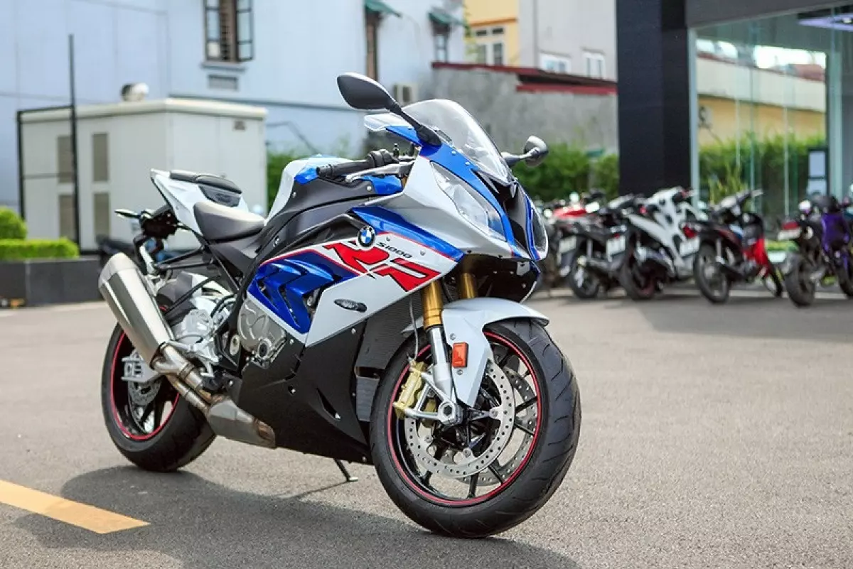 Giá bán gần 600 triệu đồng, BMW S1000RR có gì? - Ảnh 1.