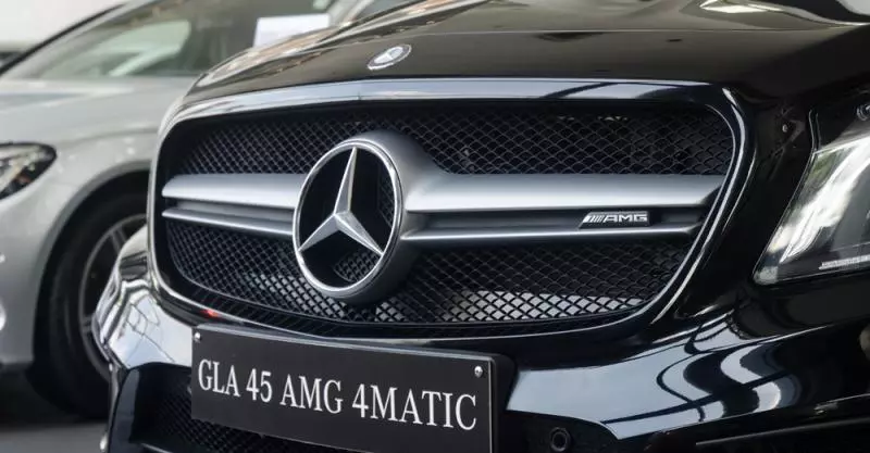 Đánh giá xe Mercedes-Benz GLA-Class 2016 có lưới tản nhiệt lớn làm bằng kim loại.