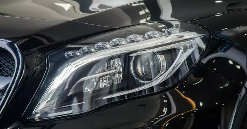 Đánh giá xe Mercedes-Benz GLA-Class 2016 có đèn pha Xenon với đèn LED ban ngày bao quanh.