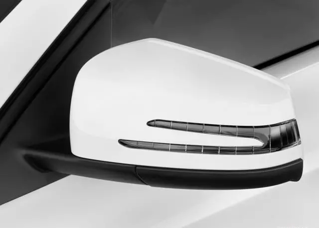 Đánh giá xe Mercedes-Benz GLA-Class 2016 có cặp gương chiếu hậu ngoài với LED xi nhan lưỡi rắn.