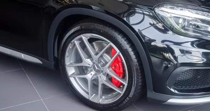 Đánh giá xe Mercedes-Benz GLA-Class 2016 có mâm xe cỡ 19 inch mạnh mẽ.