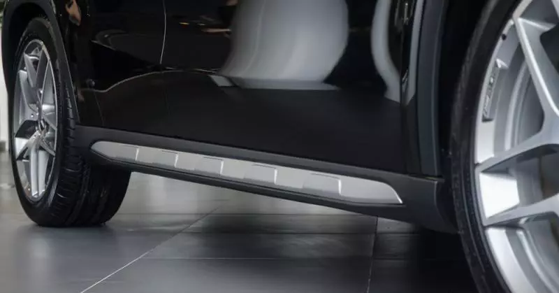 Đánh giá xe Mercedes-Benz GLA-Class 2016 có thanh ốp mạ bạc khu vực bậc lên xuống xe.