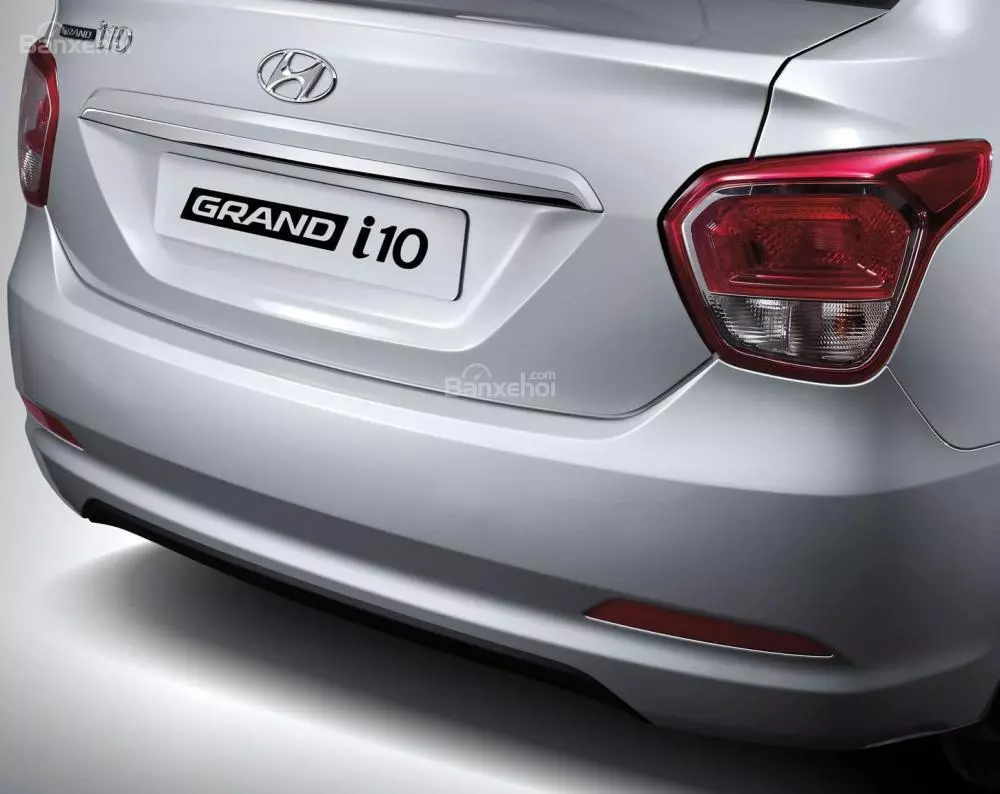 Đánh giá xe Hyundai Grand i10 sedan 2015 có đèn hậu LED dạng khối vuốt nhẹ sang hông.
