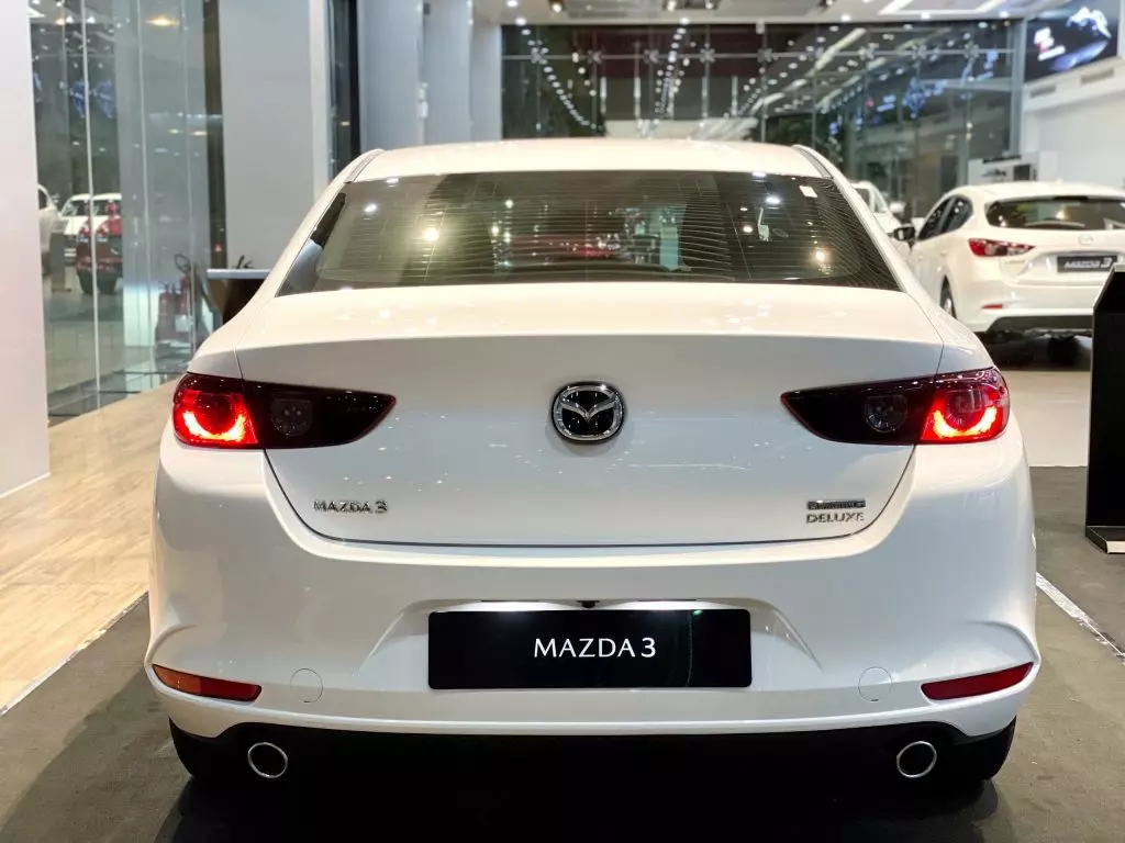Đuôi xe Mazda 3 Deluxe
