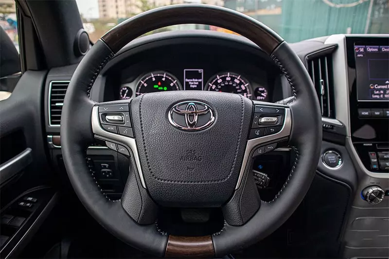 Đánh giá ngoại thất đuôi xe Toyota Land Cruiser 2020