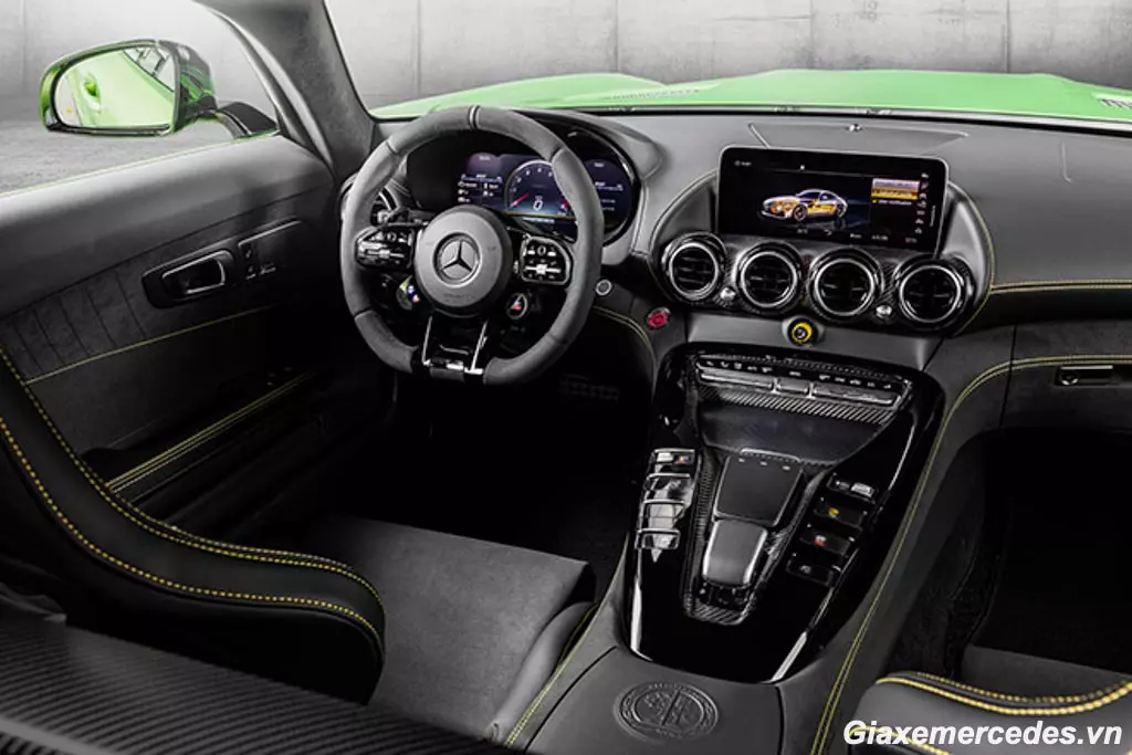 Khoang nội thất Mercedes GTR Coupe