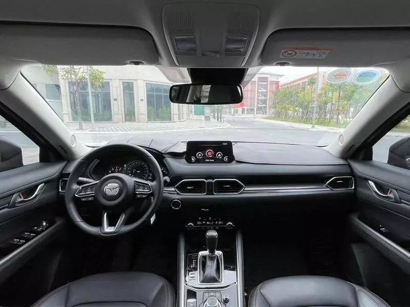 Khoang lái Mazda CX-5 Exclusive 2024