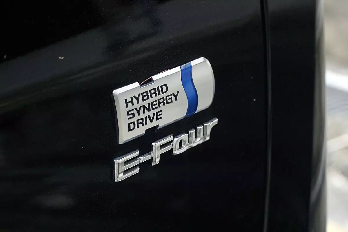 2022 Toyota Alphard Hybrid - Đánh giá - CarBuyer Singapore - Huy hiệu Hybrid E-Four