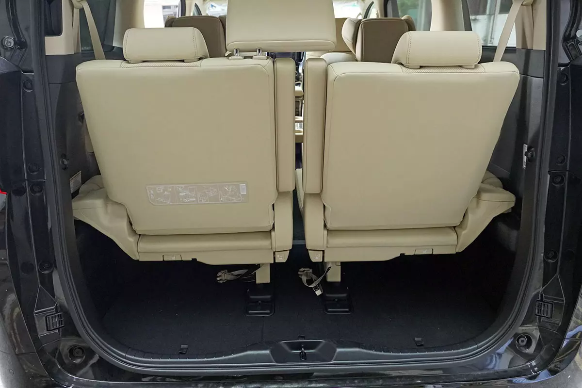 2022 Toyota Alphard Hybrid - Đánh giá - CarBuyer Singapore - Khoang hành lý - Khung cảnh toàn cảnh không gian ở hàng ghế thứ ba