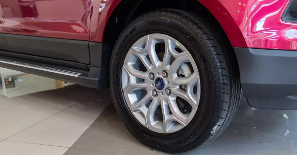 Đánh giá xe Ford Ecosport 2016 có mâm 16 inch 6 chấu kép.
