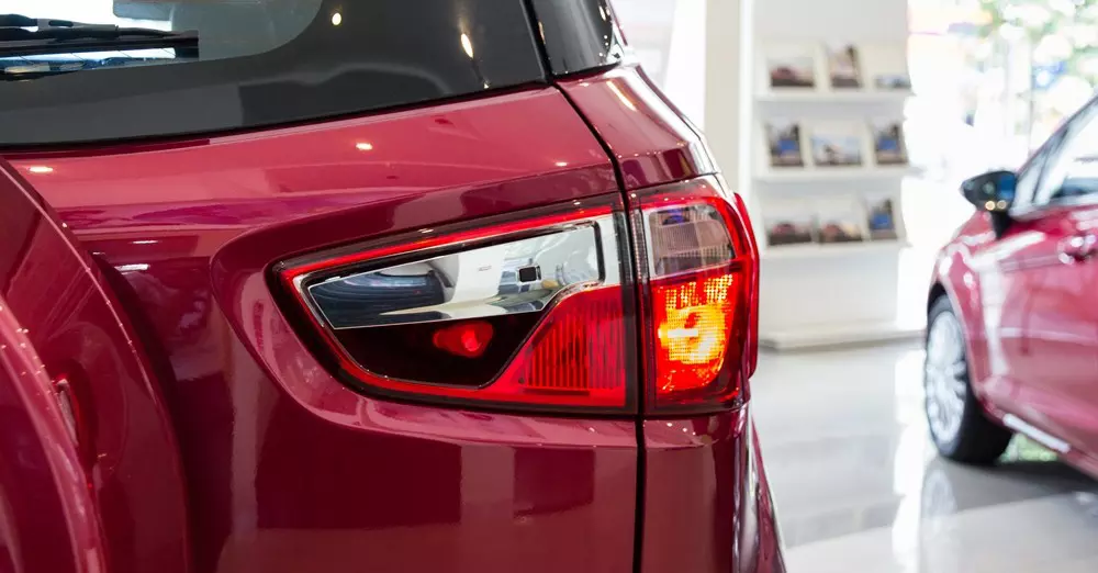 Đánh giá xe Ford Ecosport 2016 có đèn hậu chia làm 4 bóng với các chức năng khác nhau.