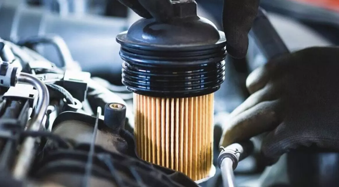 Lọc xăng ô tô là bộ phận trong hệ thống nhiên liệu ô tô, đảm nhận chức năng lọc bỏ các cặn gỉ, tạp chất lẫn trong xăng