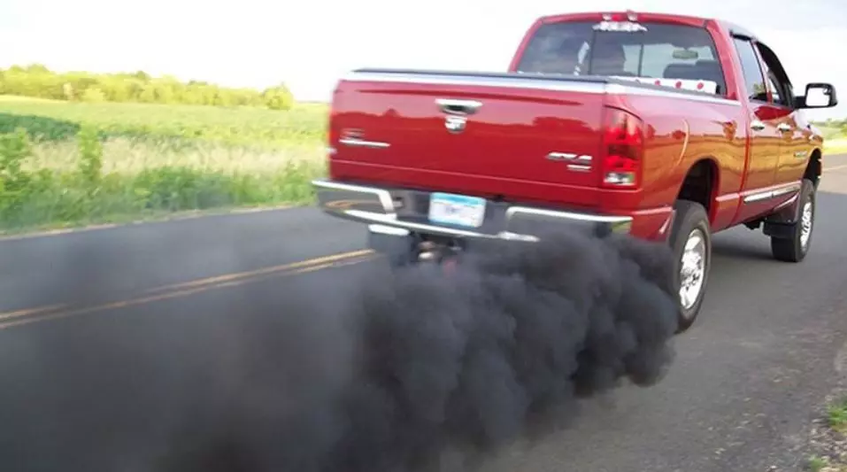 Ống xả khi hoạt động có tia lửa, nhiều khói thải có thể do lọc xăng xe ô tô tắc, hỏng