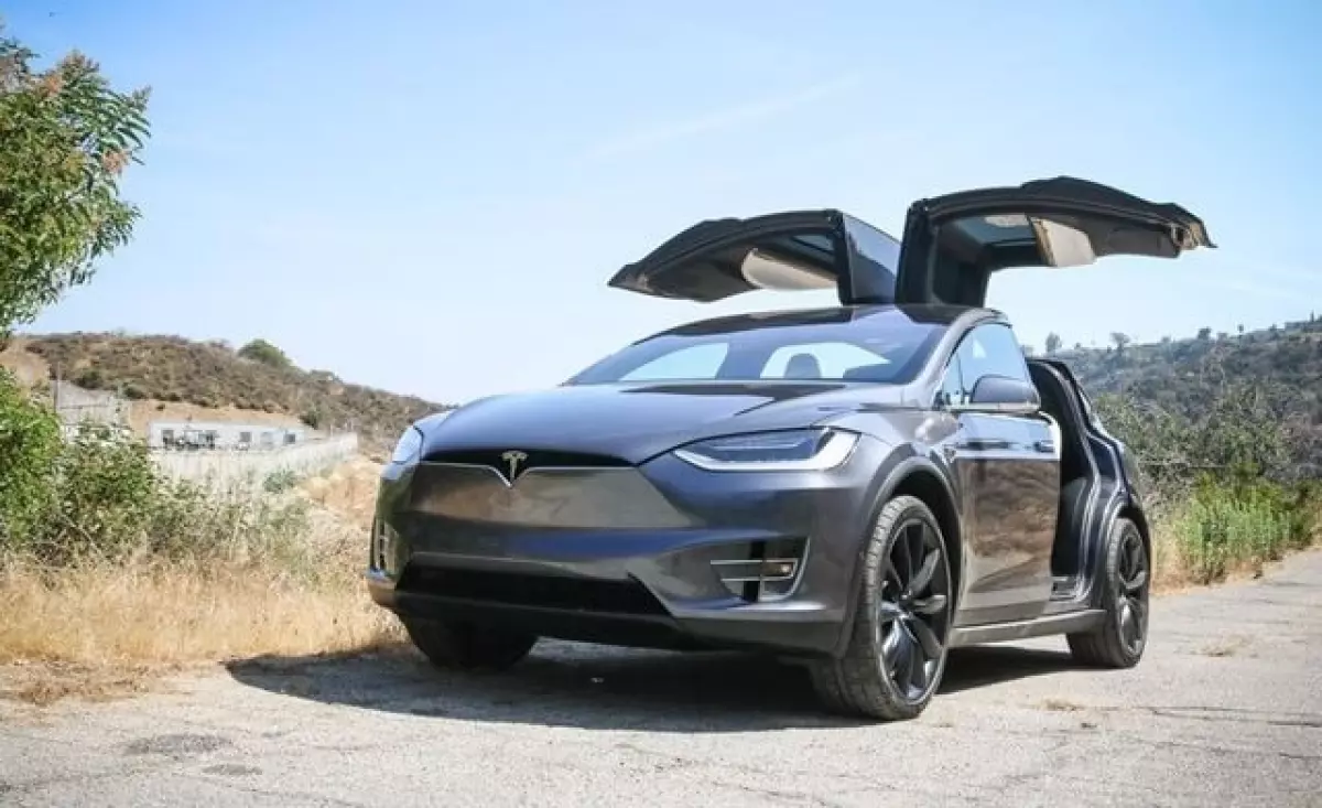 Tesla Model X 2024